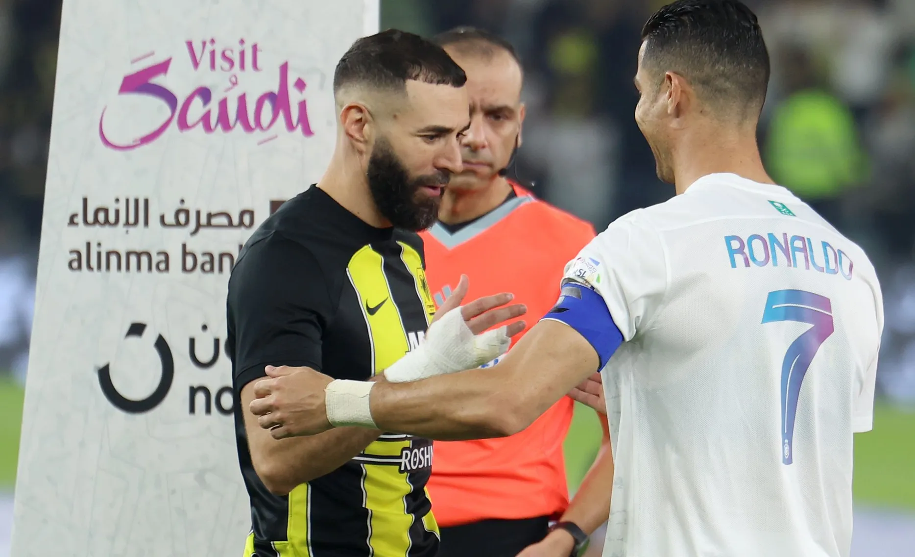“أزمة قوية”.. بنزيما يفاجئ الجماهير بتصرف غير متوقع تجاه رونالدو