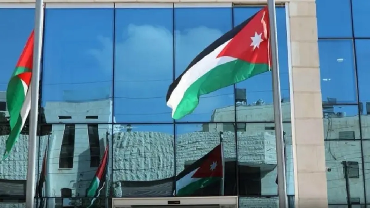 قرار بتعميم تأجيل اقساط البنوك في الأردن الشهور شباط وآذار ونيسان وزيادة 20% للمتقاعدين لتخفيف الأعباء .. حقيقة الخبر