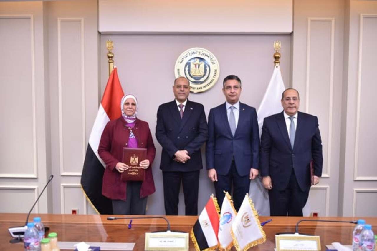 بمناسبة شهر رمضان المبارك.. التموين توفر 250 ألف كرتونة سلع غذائية وخبر سار للعمالة الغير منتظمة 2 بمناسبة شهر رمضان المبارك.. التموين توفر 250 ألف كرتونة سلع غذائية وخبر سار للعمالة الغير منتظمة