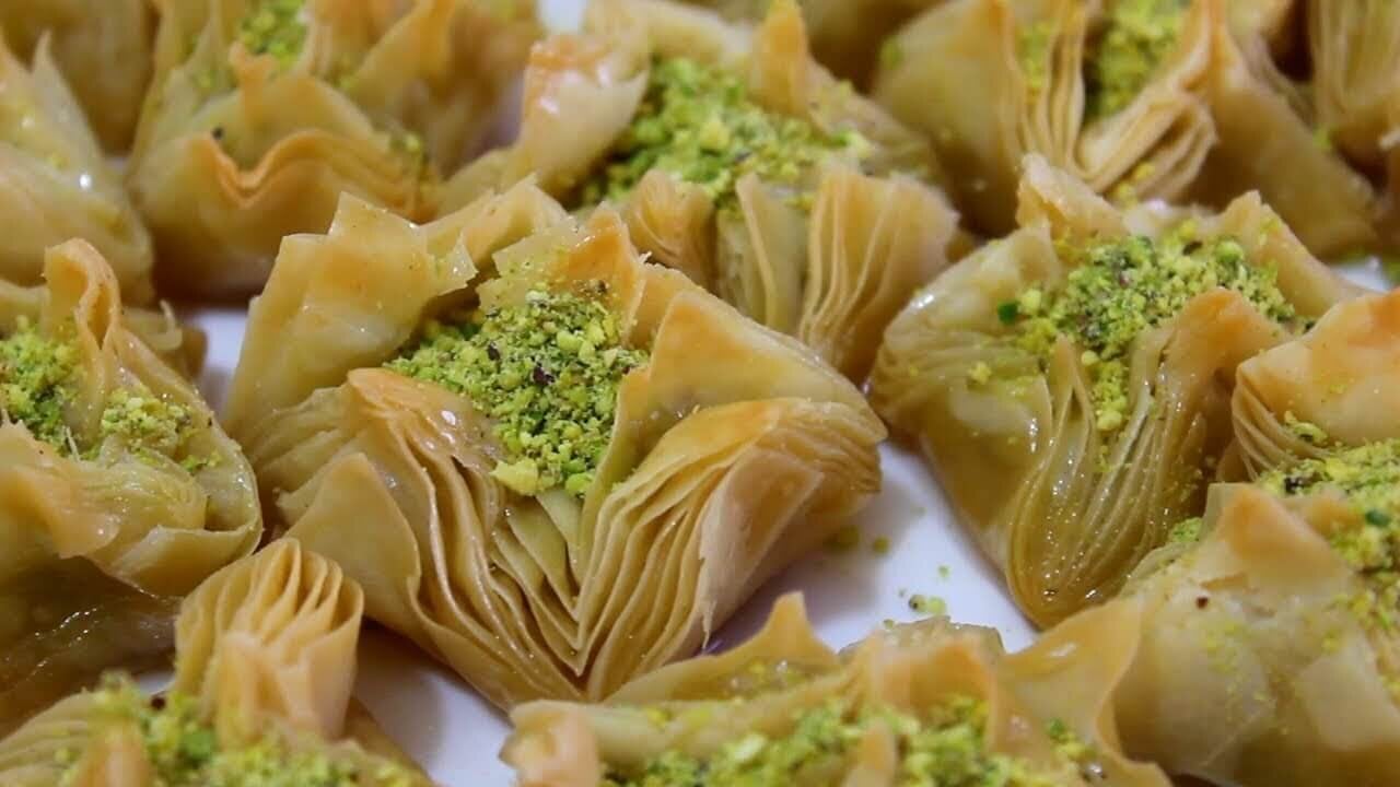من الكنافة إلى اللقيمات .. قائمة بأشهر الحلويات الرمضانية 2025 التي لا غنى عنها بعد الإفطار 2 من الكنافة إلى اللقيمات .. قائمة بأشهر الحلويات الرمضانية 2025 التي لا غنى عنها بعد الإفطار
