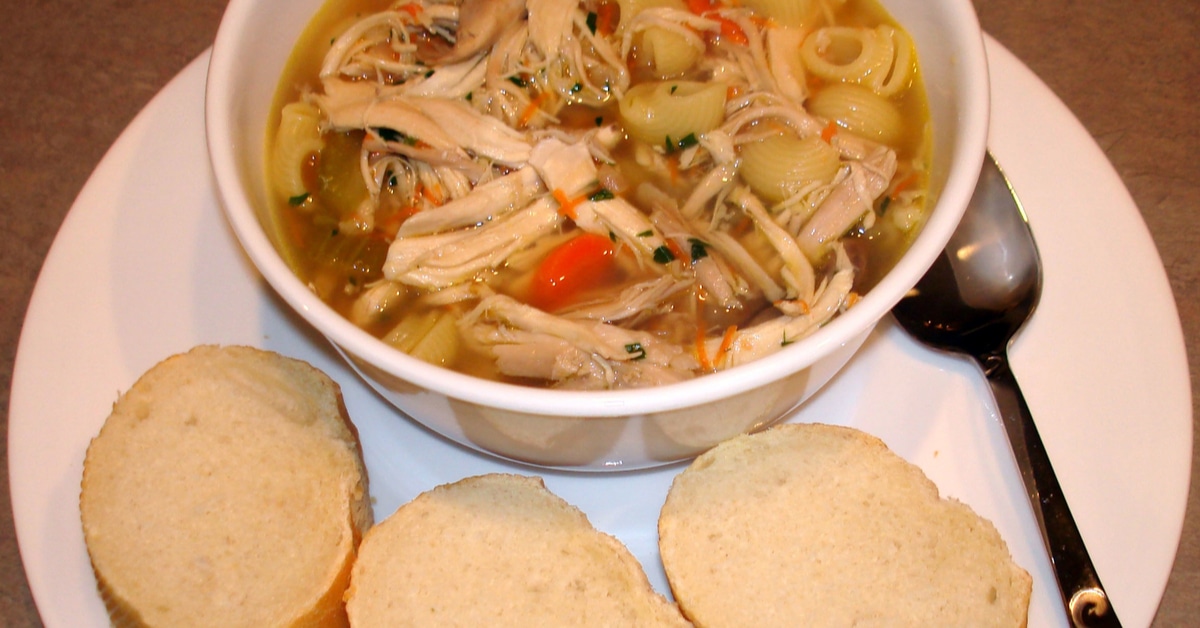 طريقة عمل شوربة الفراخ بطريقة المطاعم .. تحضير سريع ولذيذ لطبق مثالي في شهر رمضان!