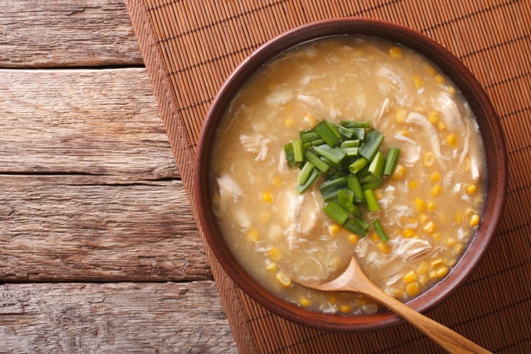 جددي ونوعي في غداء اليوم .. طريقة عمل شوربة الذرة الصينية في البيت