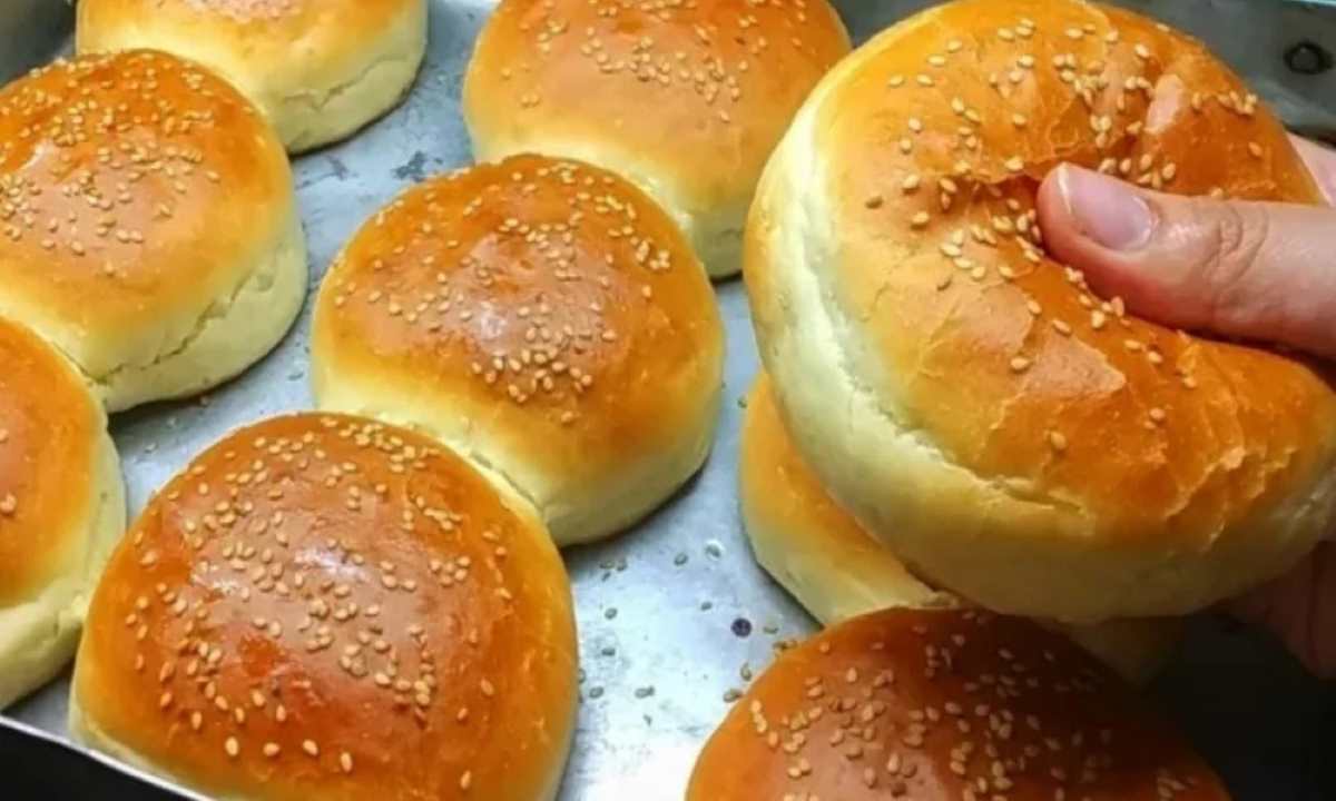 طريقة عمل خبز البرجر اللذيذ بقوام هش أحلى من الجاهز