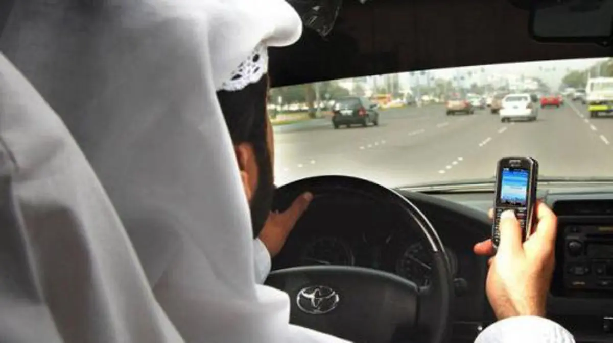 المرور السعودي يحذر.. غرامة تصل إلى 900 ريال سعودي لمن يستخدم الجوال أثناء القيادة 2 المرور السعودي يحذر.. غرامة تصل إلى 900 ريال سعودي لمن يستخدم الجوال أثناء القيادة