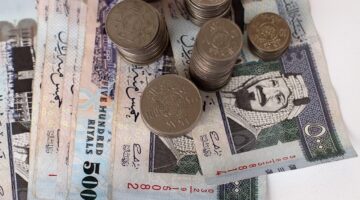 قبل عمرة رمضان. سعر الريال السعودي مقابل الجنيه المصري اليوم الأحد 16 فبراير 2025