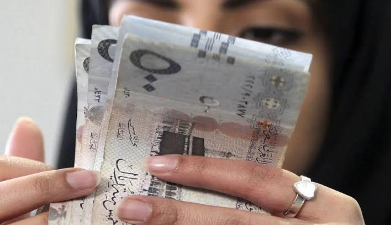 قرض للنساء الموظفات وربات المنزل بقسط من 375 ريال بدون مصاريف.. إليك الشروط والرابط 5 قرض للنساء الموظفات وربات المنزل بقسط من 375 ريال بدون مصاريف.. إليك الشروط والرابط