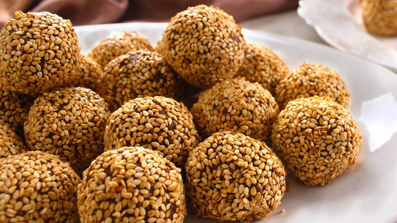 حضري كرات التمر بالسمسم لفطور رمضاني مغذي ولذيذ للطاقة والصحة بأيام الصيام 2 حضري كرات التمر بالسمسم لفطور رمضاني مغذي ولذيذ للطاقة والصحة بأيام الصيام