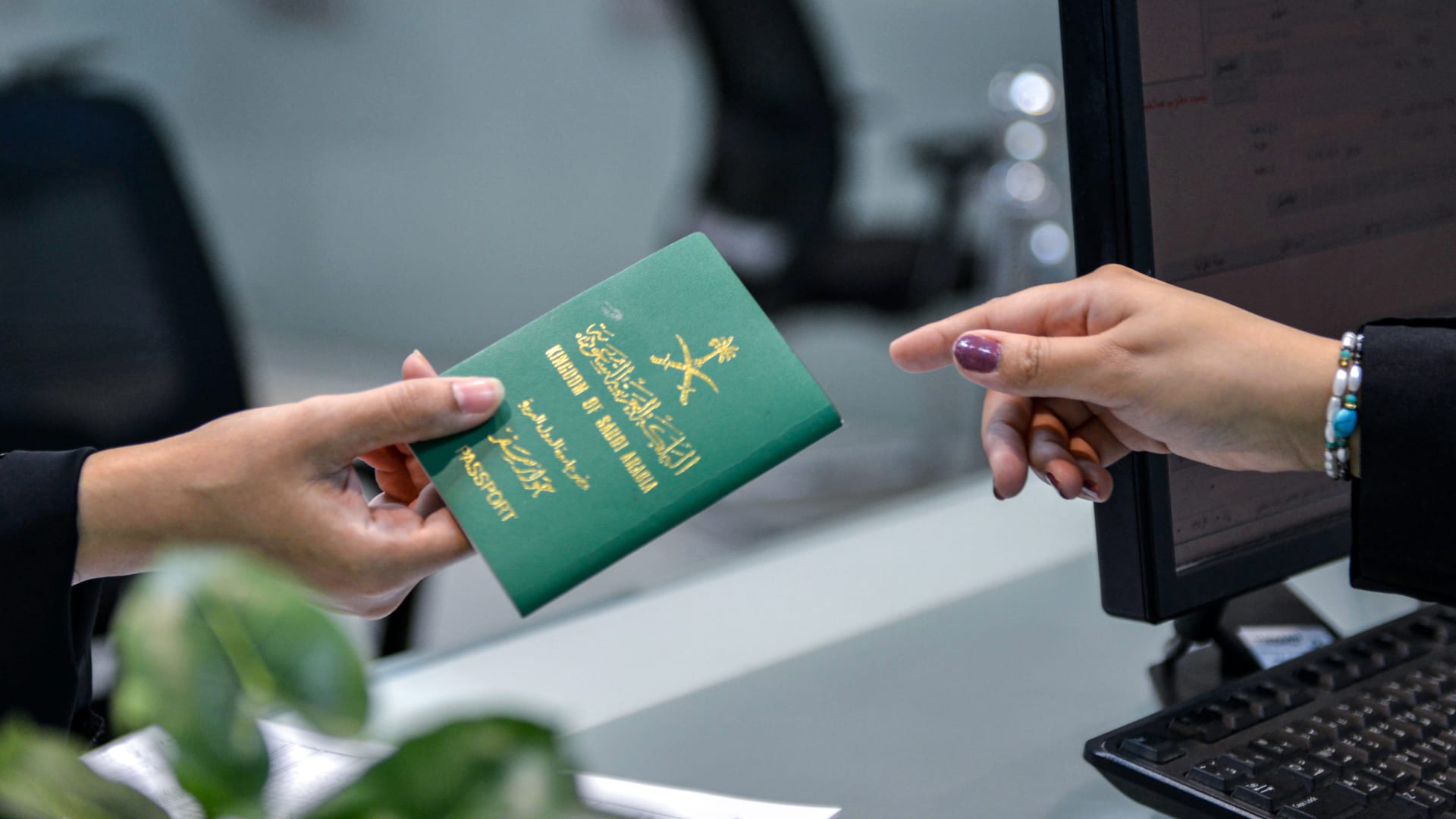 شروط استخراج تصريح السفر لفرد الأسرة عبر ابشر 1446 وطريقة استخراج التصريح