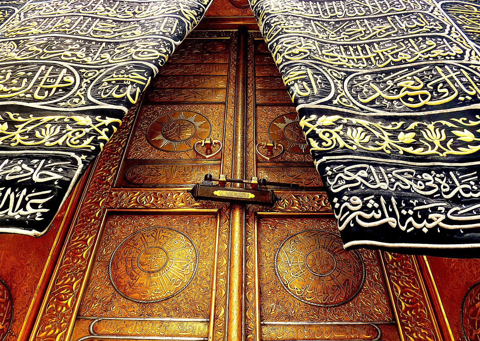 4 مراحل لغسل السجاد في المسجد الحرام.. اعرفها الآن 2 4 مراحل لغسل السجاد في المسجد الحرام.. اعرفها الآن