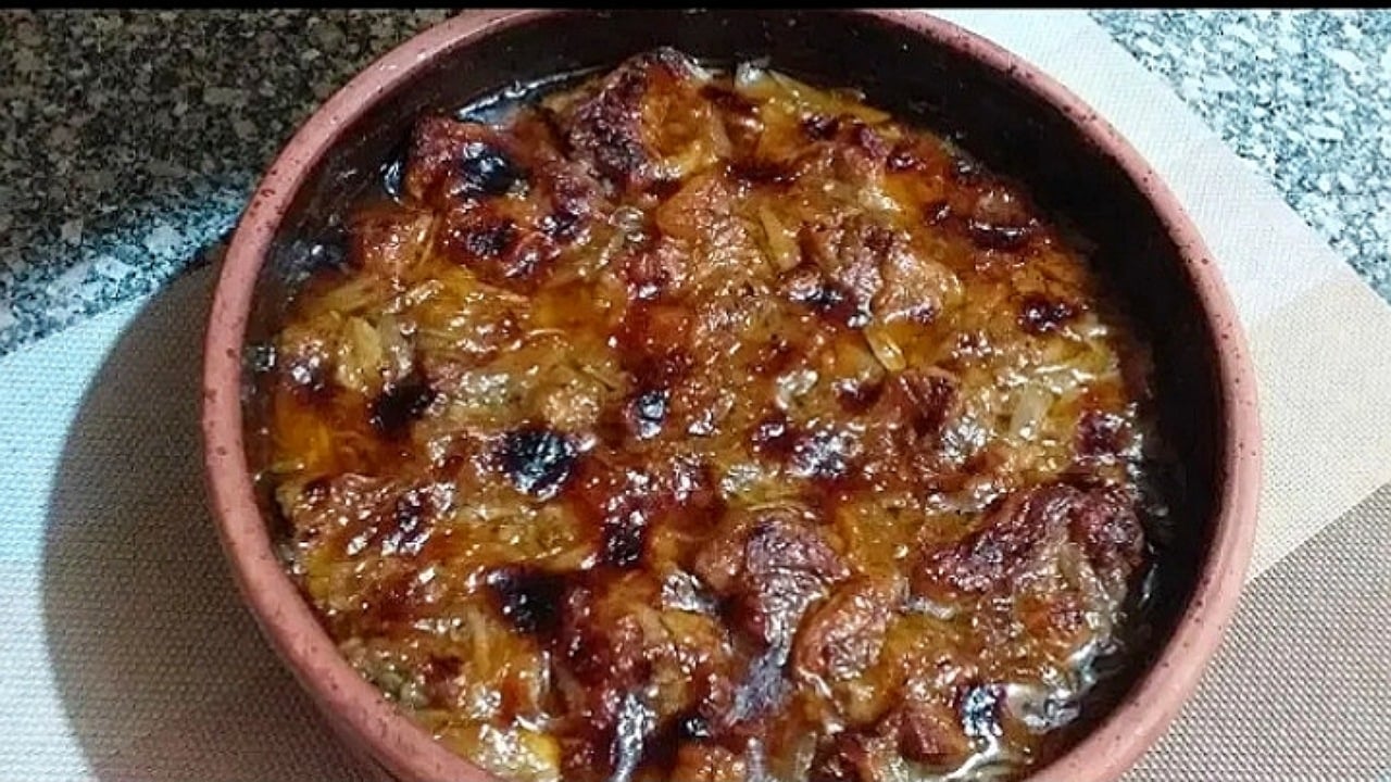طاجن اللحمة بالبصل .. بأجمل طعم وريحة ومميز في عزومات رمضان بخطوات سهلة وسريعة