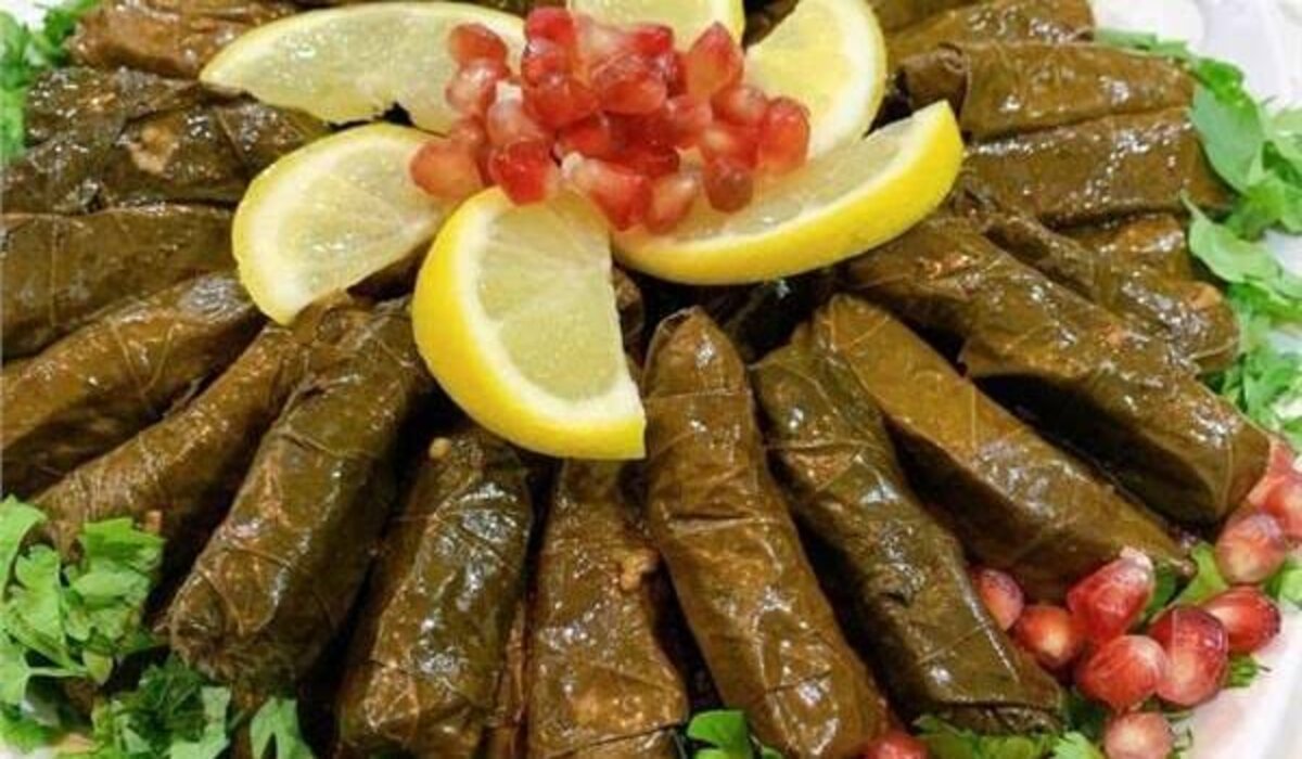 زيني سفرتك بيه.. طريقة عمى ورق العنب باللحمة المفرومة ودبس الرمان 