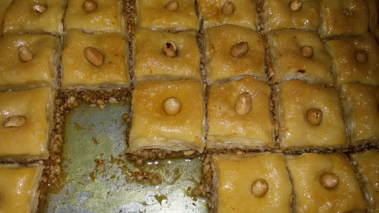 ألذ أنواع الحلويات الرمضانية.. ما هي مكونات تحضير البقلاوة في المنزل