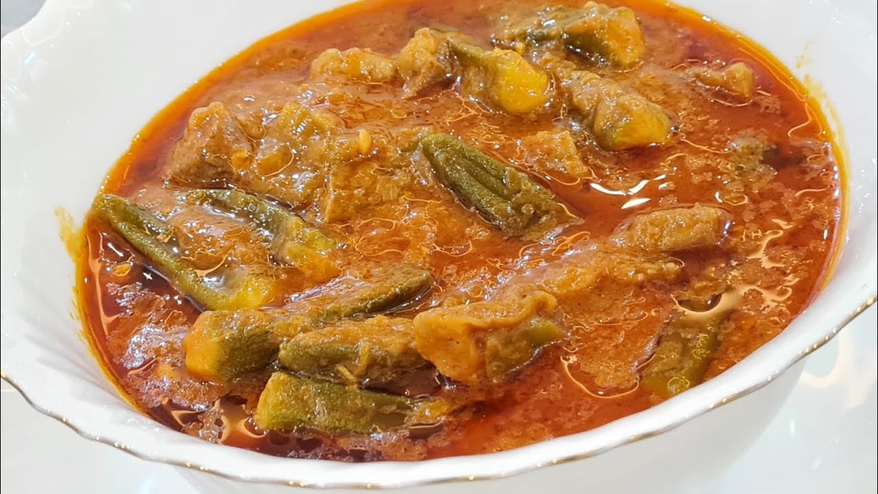 وجبة خضار مميزة علي سفرتك في رمضان.. طريقة تحضير الذ بامية باللحمة