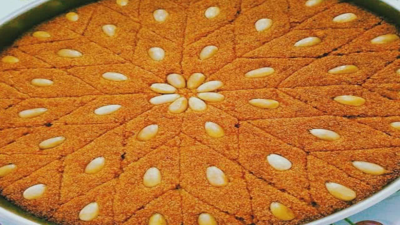 طريقة عمل البسبوسة الطرية زي الحلواني بالظبط 2 طريقة عمل البسبوسة الطرية زي الحلواني بالظبط
