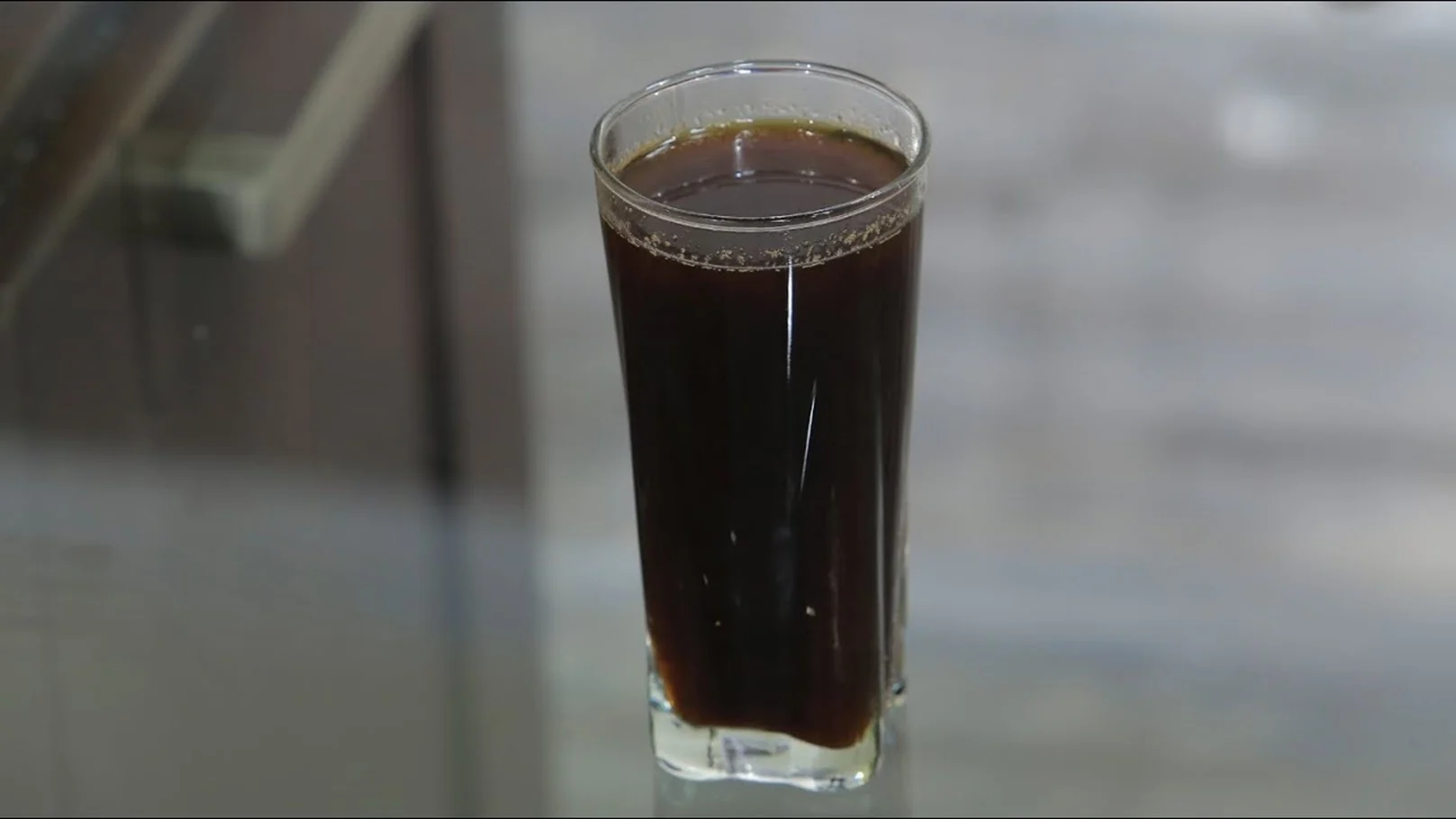 مشروب أول يوم رمضان الحقي حضريه قبل المغرب.. طريقة تحضير التمر الهندي في المنزل