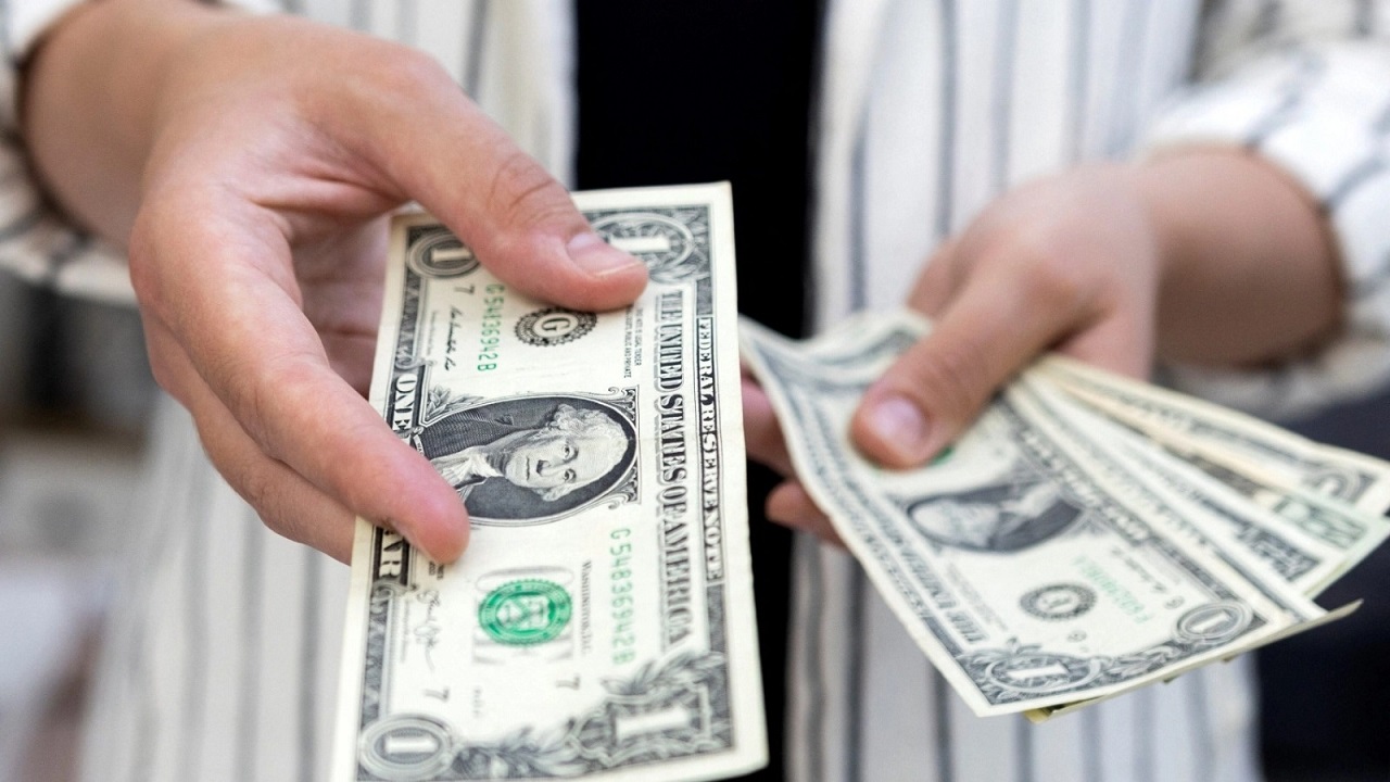 الليرة السورية تواصل التراجع... كم بلغ سعر 100 دولار مقابل الليرة السورية اليوم؟ 5 الليرة السورية تواصل التراجع… كم بلغ سعر 100 دولار مقابل الليرة السورية اليوم؟