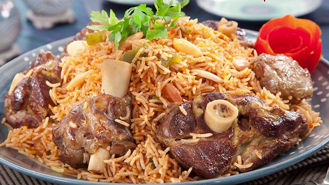 وصفة مميزة لسفرة رمضان وهتشرفك في العزومات.. طريقة تحضير كبسة اللحم في المنزل