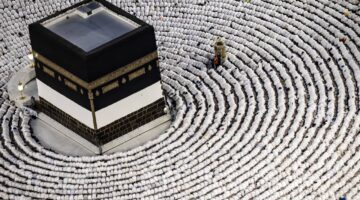 جدول أئمة الصلوات المفروضة في المسجد الحرام اليوم