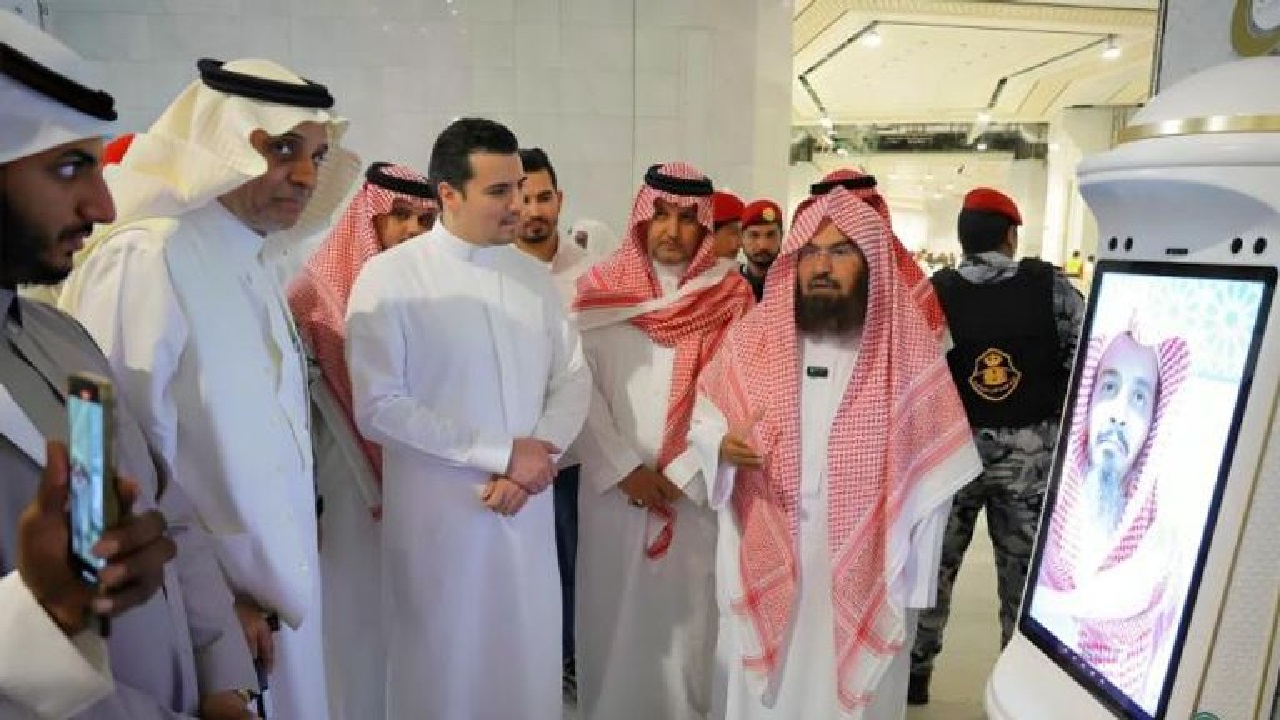 روبوت منارة ثورة رقمية في خدمة زوار الحرمين لإجابة الفتوى بـ15 لغة .. تفاصيل الاستخدام