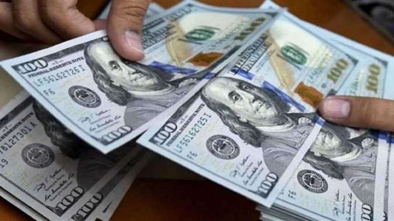 تذبذب كبير بين سعر صرف الليرة السورية مقابل الدولار بين البنوك والسوق السوداء .. الأسعار بمختلف المحافظات