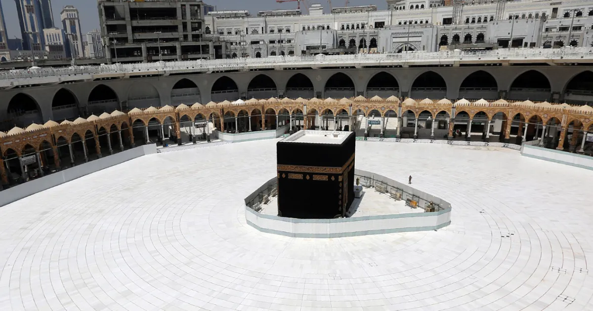 جدول صلاة التراويح في الحرم المكي وائمة الصلوات الخمسة في المسجد الحرام رمضان 2025
