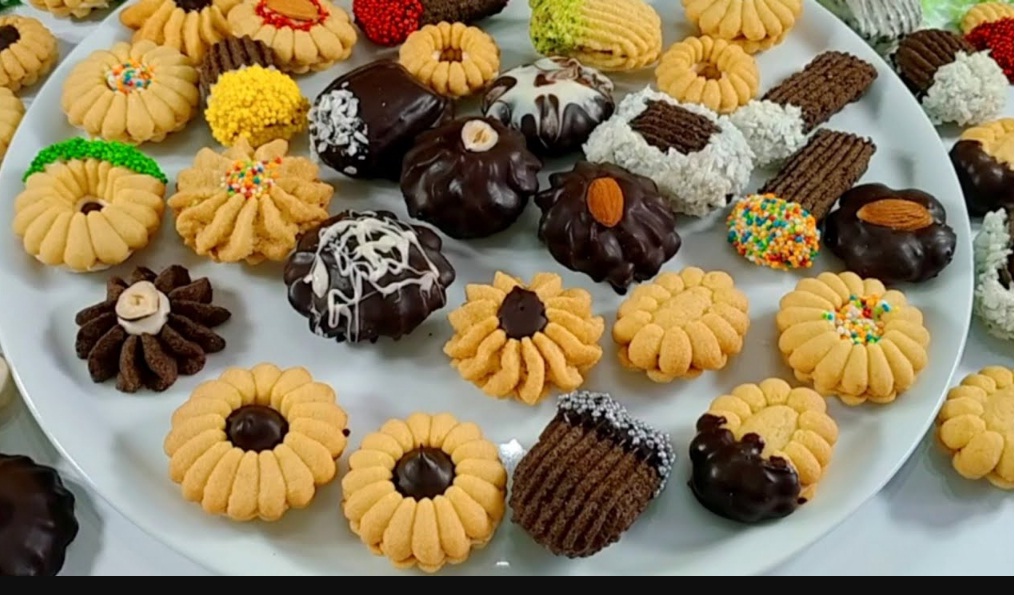حلويات العيد .. طريقة عمل البيتيفور الناعم بالكوب في المنزل زي المحلات