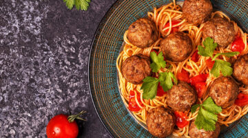 مكونات طبق المكرونة الإسباجتي بكرات الكفتة