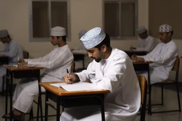 موعد إعلان نتائج امتحانات الدبلوم العام بسلطنة عمان 2025 وإجراءات إعادة تصحيح دفاتر الامتحانات