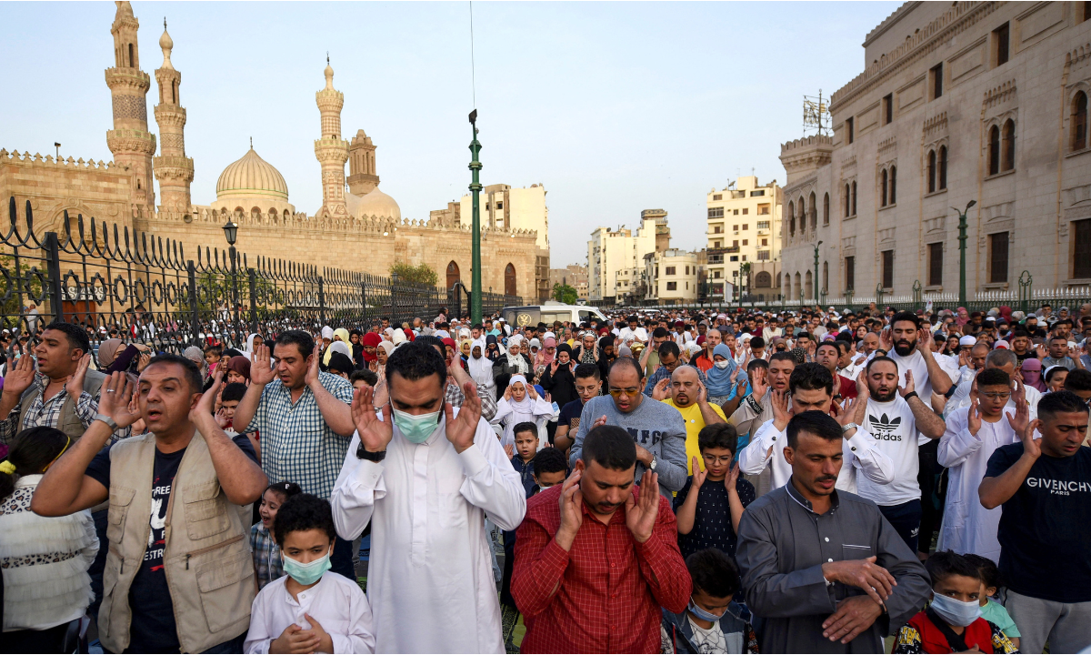 “الأحد أم الأثنين”.. موعد عيد الفطر المبارك 2025 فلكياً وتفاصيل عدد أيام العطلة الرسمية للموظفين والمدارس 