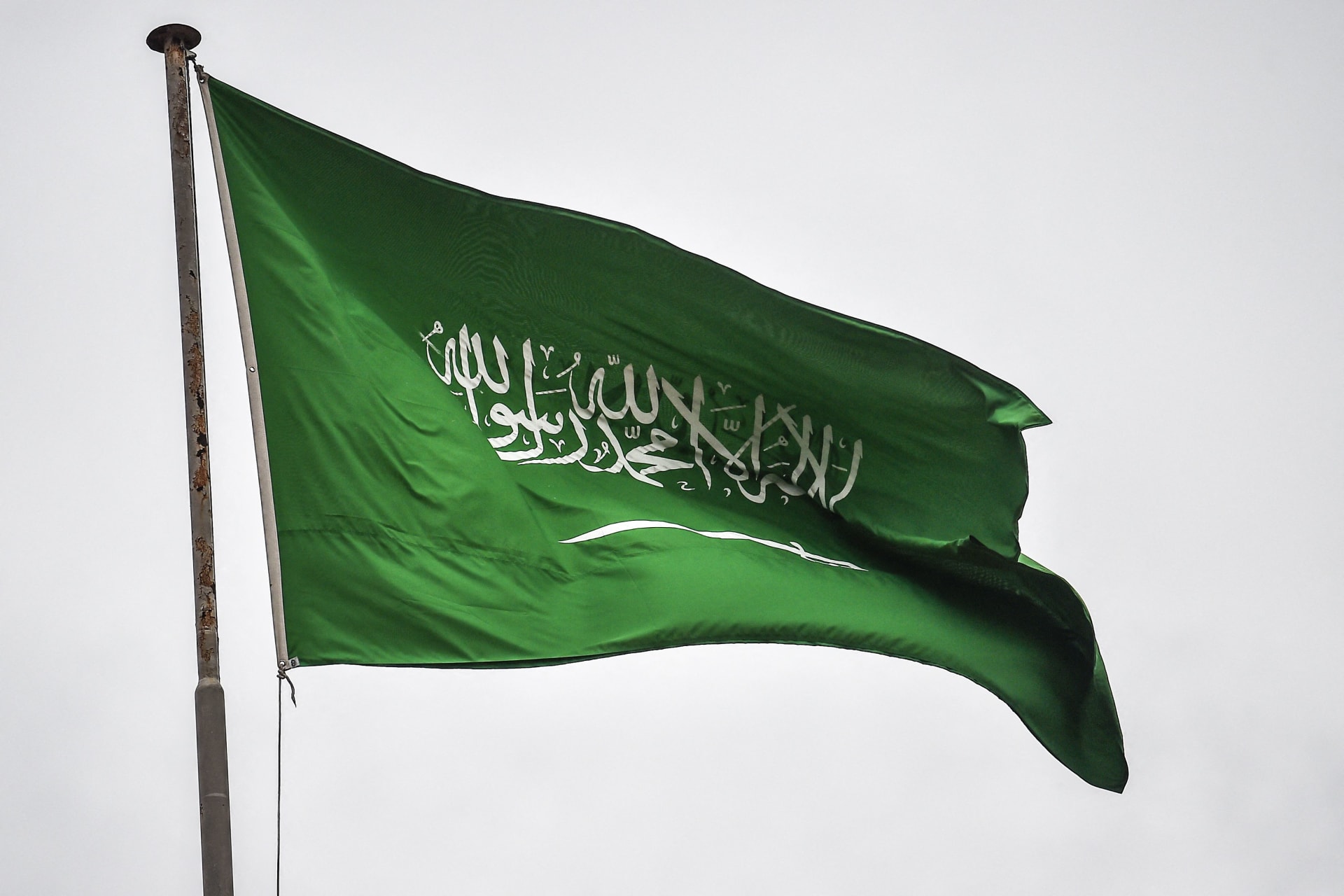 راية عز تعكس تاريخ الوطن وهويته.. أجمل عبارات التهنئة بمناسبة يوم العلم السعودي 1446