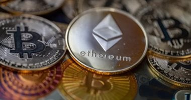 “بتكوين” تنخفض تحت وطأة الرسوم الأمريكية الجديدة وحالة من الحذر تسيطر على الأسواق