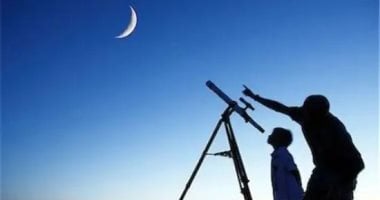 الهلال في بداية العام الهجري الجديد يضيء السماء لرؤيته بوضوح بالعين المجردة في منظر رائع
