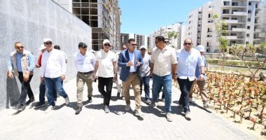 وزير الإسكان يستكمل جولته اليوم بزيارة كومباوند مزارين والحي اللاتيني في مدينة العلمين