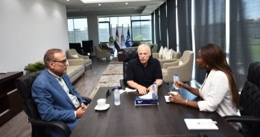 هاني أبو ريدة يجتمع مع مدير الاتحادات الأعضاء في الكاف