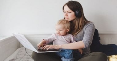 دراسة ألمانية تكشف أن الأمهات العاملات من المنازل يستثمرن في تحقيق دخل مادي كبير