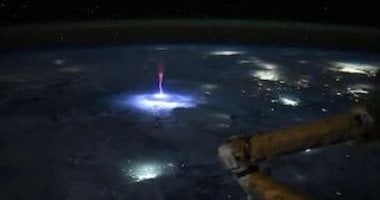 رائدة فضاء في ناسا تلتقط صورة استثنائية لـ "شُهُب حمراء" فوق عاصفة من محطة الفضاء 2 رائدة فضاء في ناسا تلتقط صورة استثنائية لـ “شُهُب حمراء” فوق عاصفة من محطة الفضاء