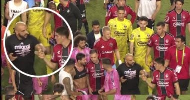 حارس إنتر ميامي يتدخل لحماية ميسي أثناء مواجهة لاعبى أطلس بالفيديو