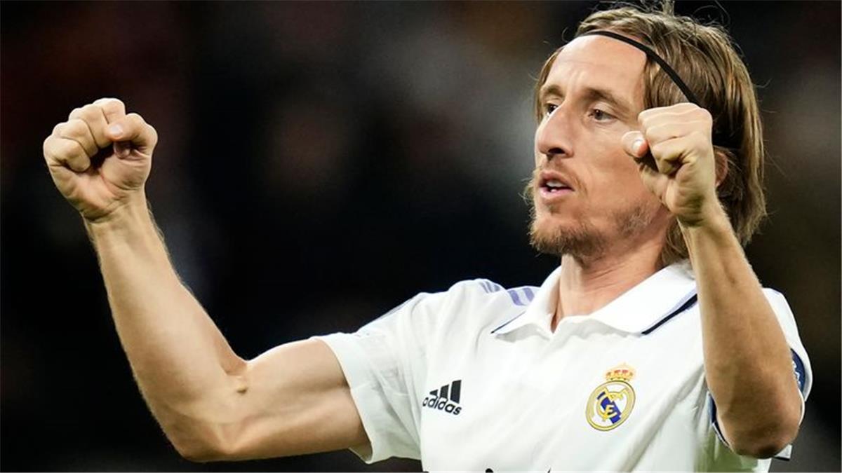 أزمة جديدة تشتعل بين برشلونة وريال مدريد بطلها مودريتش