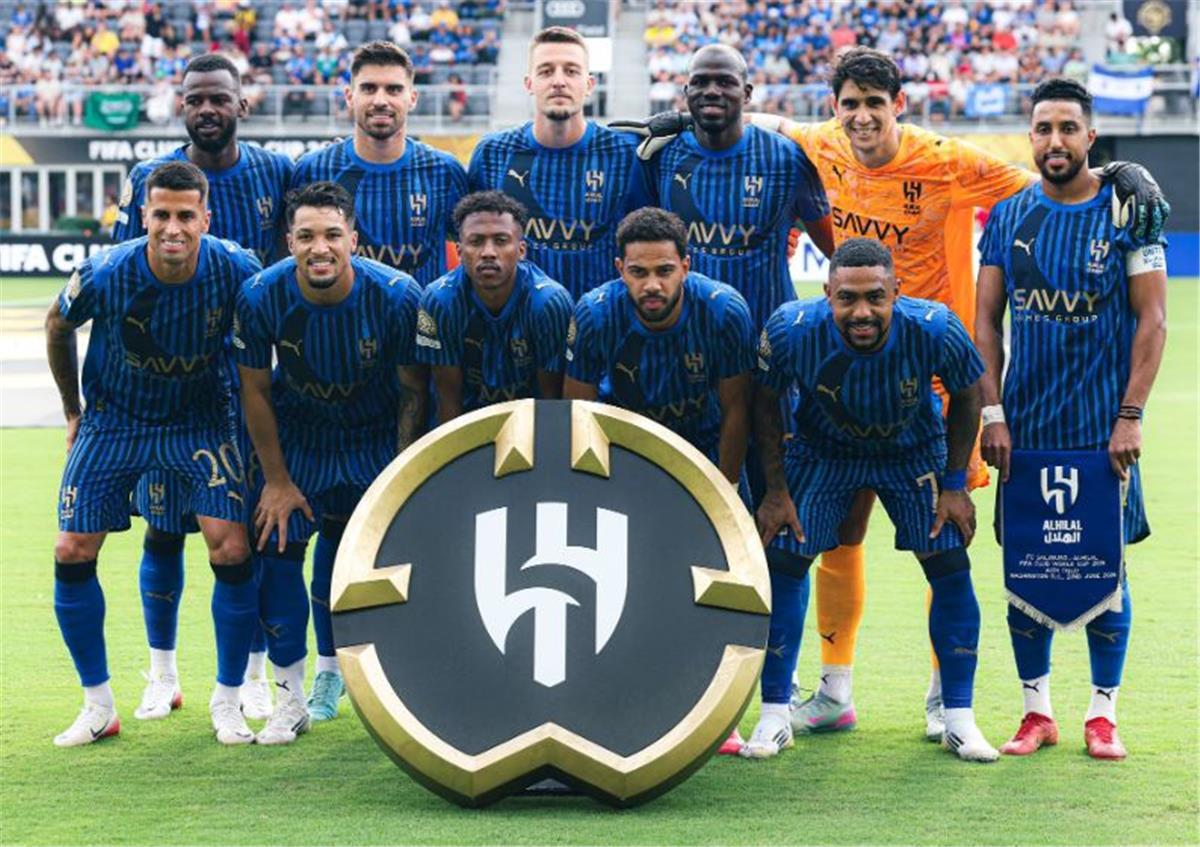 الهلال يشعل المنافسة ويترك هدف ليفربول في حيرة حول مستقبله الرياضي 2 الهلال يشعل المنافسة ويترك هدف ليفربول في حيرة حول مستقبله الرياضي