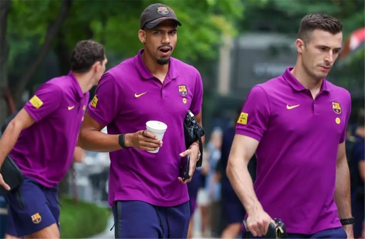 فليك يؤكد مصير أراوخو مع برشلونة بعد لقائه مع المسؤولين عن الفريق