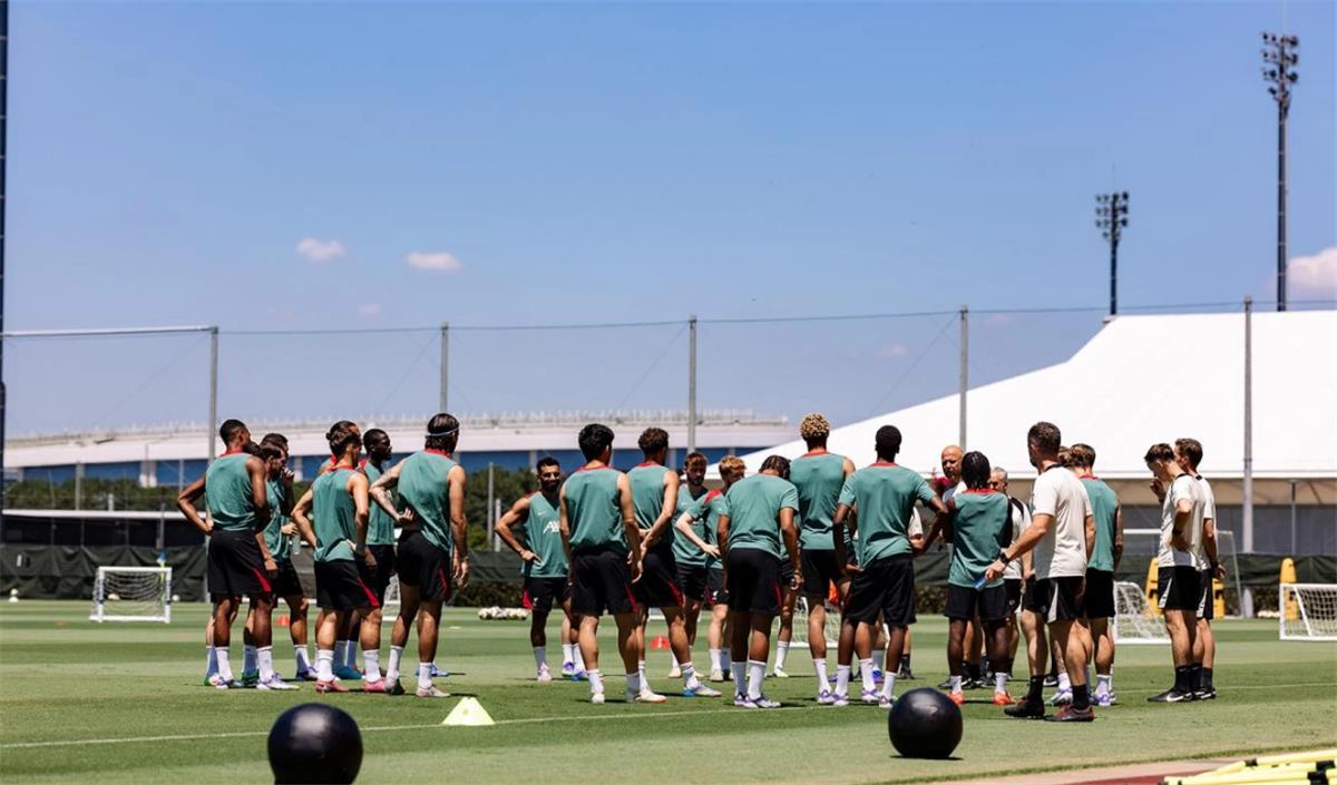 لاعب ليفربول يغادر تدريبات الفريق قبيل مواجهة يوكوهاما المرتقبة 2 لاعب ليفربول يغادر تدريبات الفريق قبيل مواجهة يوكوهاما المرتقبة