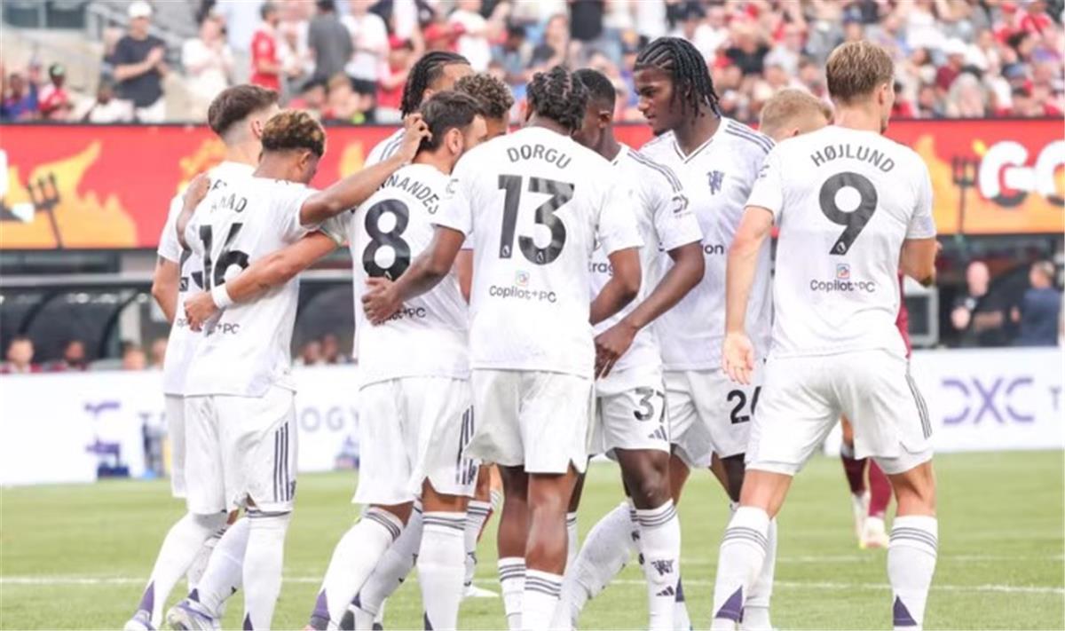 لاعب مانشستر يونايتد يؤكد التزامه بالمنافسة على مركزه الأساسي