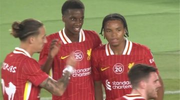 محمد صلاح يتأمل بحزن بعد هدف ليفربول الثالث في مرمى
