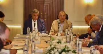 توقيع بروتوكول بين وزير قطاع الأعمال ومحافظ الإسكندرية لتوريد 120 أتوبيس غاز