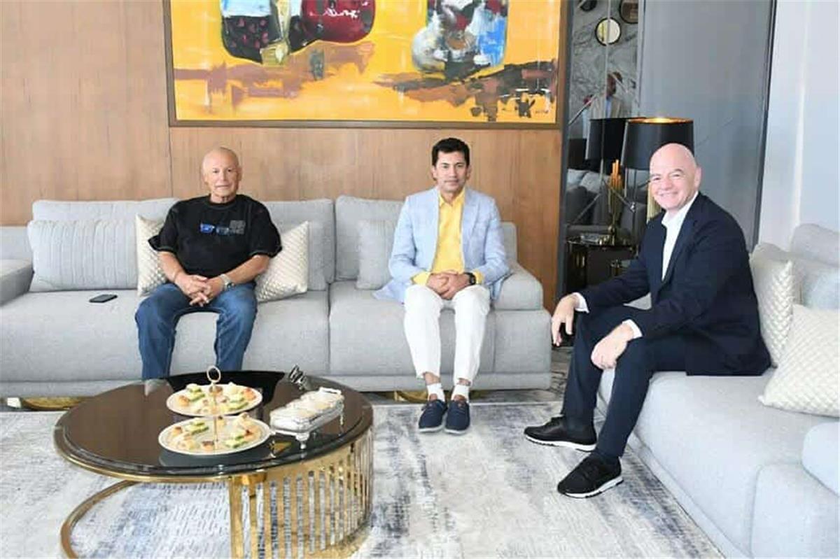 رئيس فيفا يتجاوب مع وزير الرياضة المصري أثناء زيارته إلى القاهرة